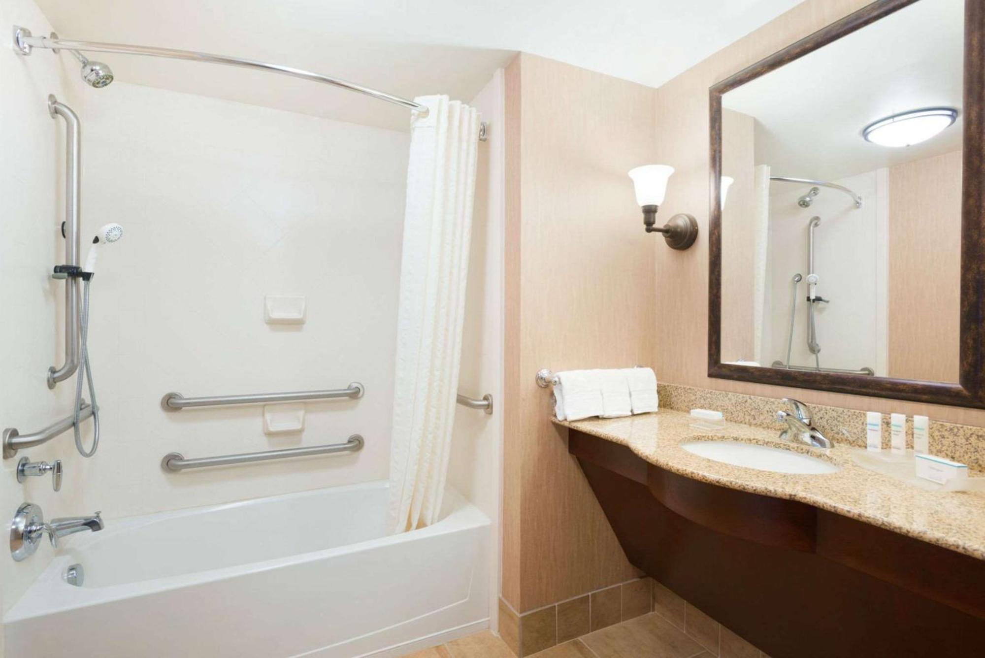 Homewood Suites New Brighton Екстериор снимка